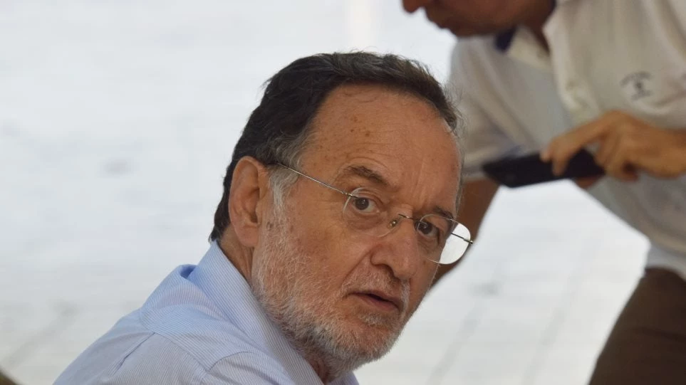 Λαφαζάνης: Και χθες μας παρακολουθούσαν ασφαλίτες έξω από τα συμβολαιογραφεία